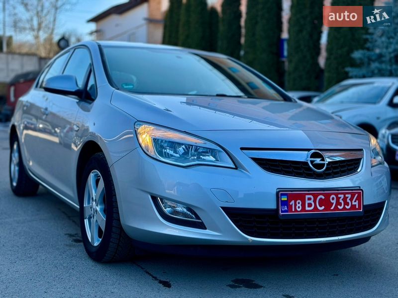 Хэтчбек Opel Astra 2010 в Ровно