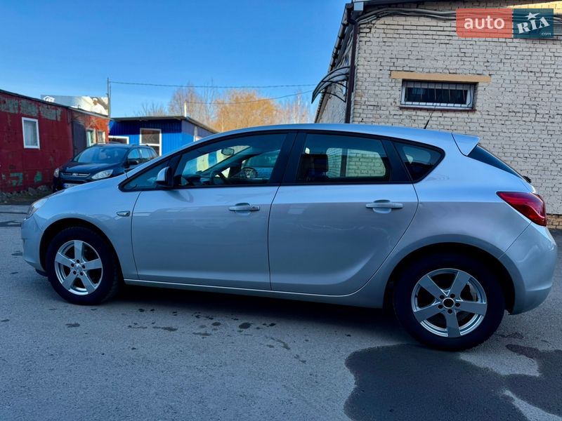 Хэтчбек Opel Astra 2010 в Ровно
