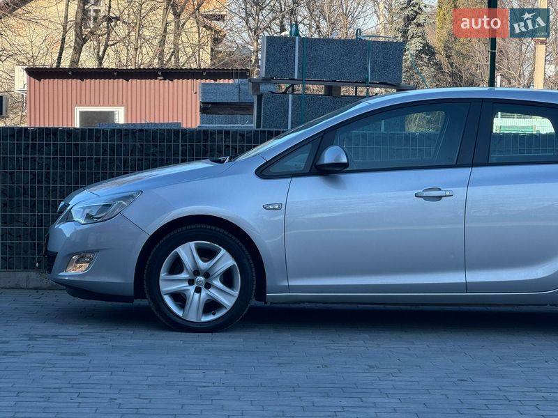Хэтчбек Opel Astra 2011 в Стрые
