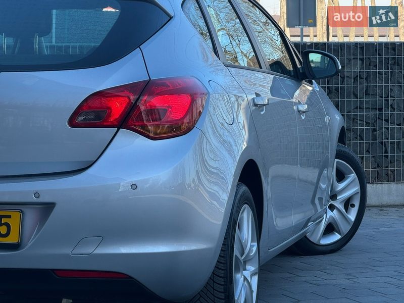 Хэтчбек Opel Astra 2011 в Стрые