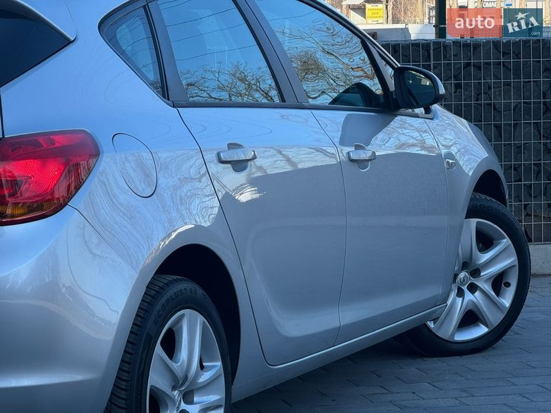 Хэтчбек Opel Astra 2011 в Стрые