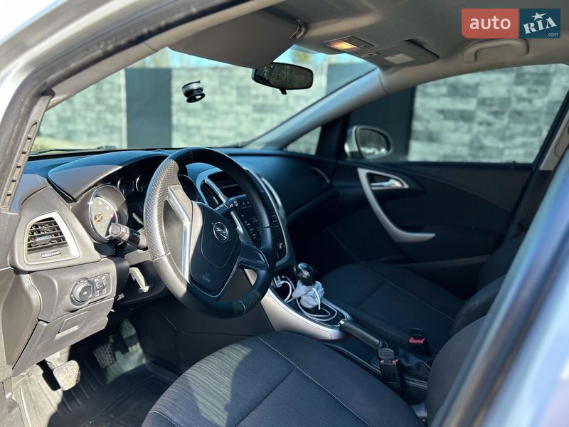 Универсал Opel Astra 2011 в Звягеле