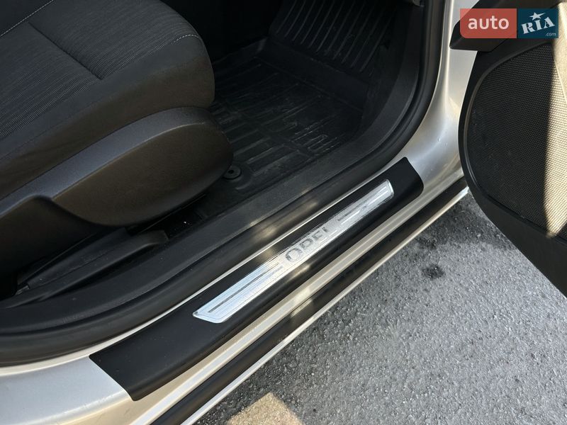 Универсал Opel Astra 2011 в Звягеле