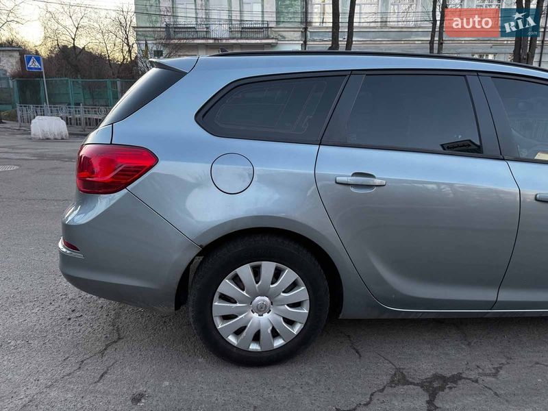 Универсал Opel Astra 2014 в Киеве