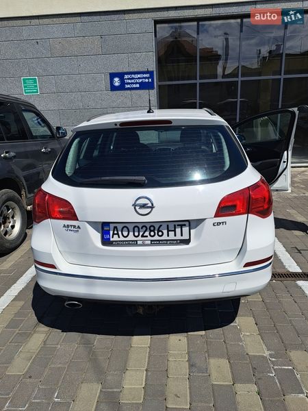 Универсал Opel Astra 2014 в Ужгороде