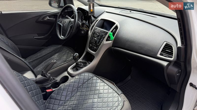 Універсал Opel Astra 2013 в Тернополі