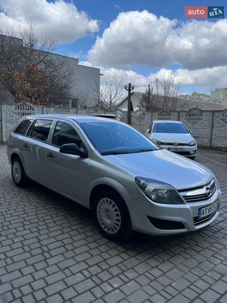 Универсал Opel Astra 2011 в Ивано-Франковске