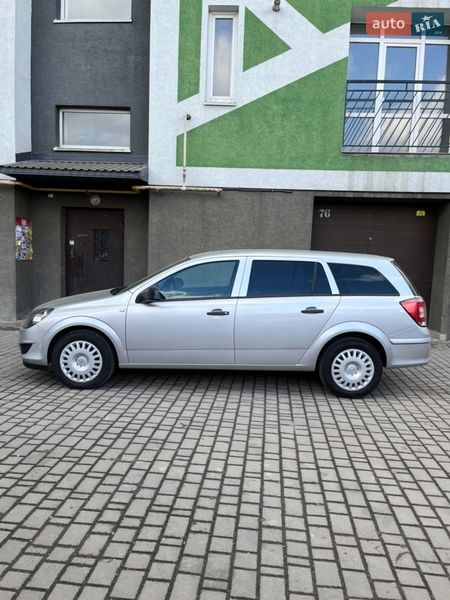 Универсал Opel Astra 2011 в Ивано-Франковске