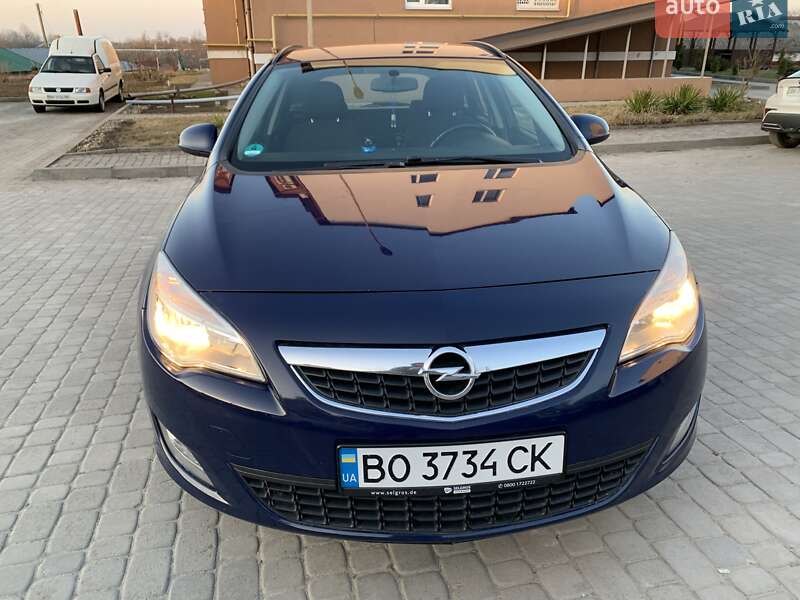Универсал Opel Astra 2012 в Остроге