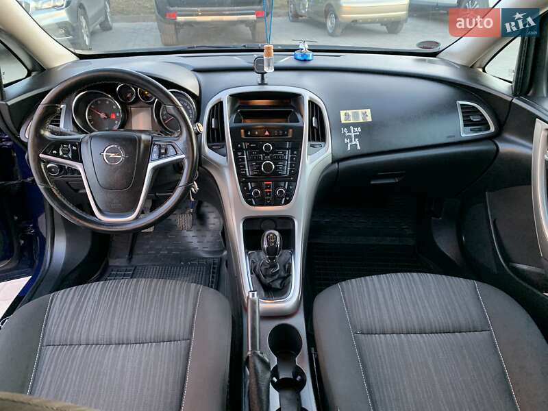 Универсал Opel Astra 2012 в Остроге