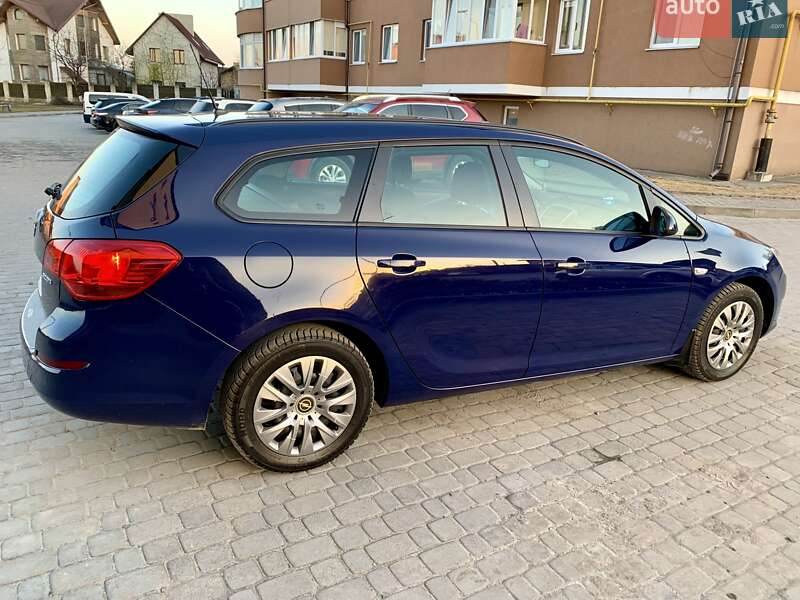 Универсал Opel Astra 2012 в Остроге