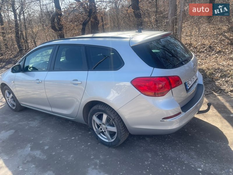 Универсал Opel Astra 2014 в Ровно