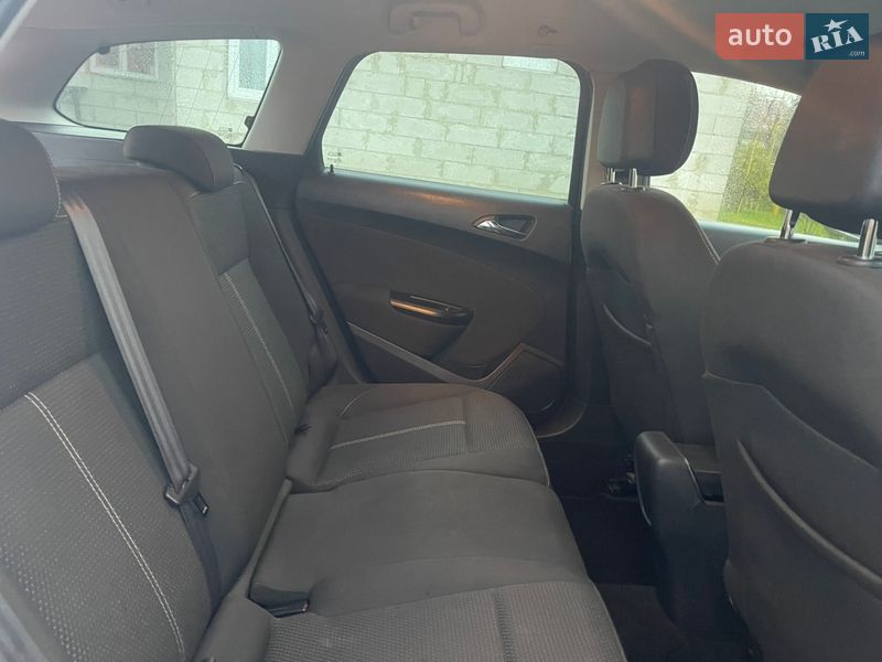 Универсал Opel Astra 2014 в Ровно