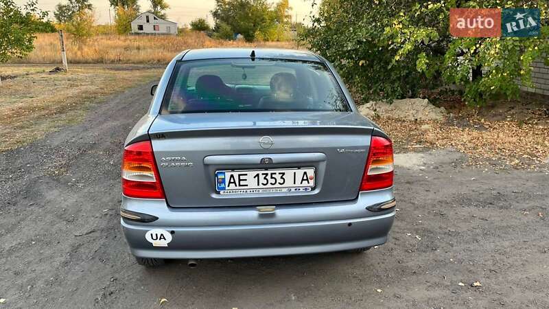 Седан Opel Astra 2006 в Днепре