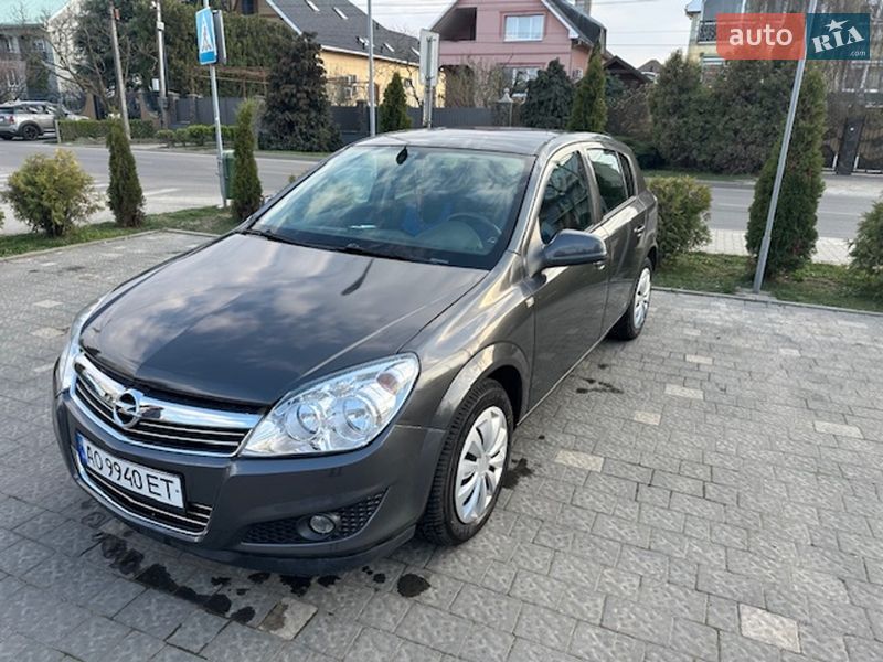 Хетчбек Opel Astra 2012 в Ужгороді
