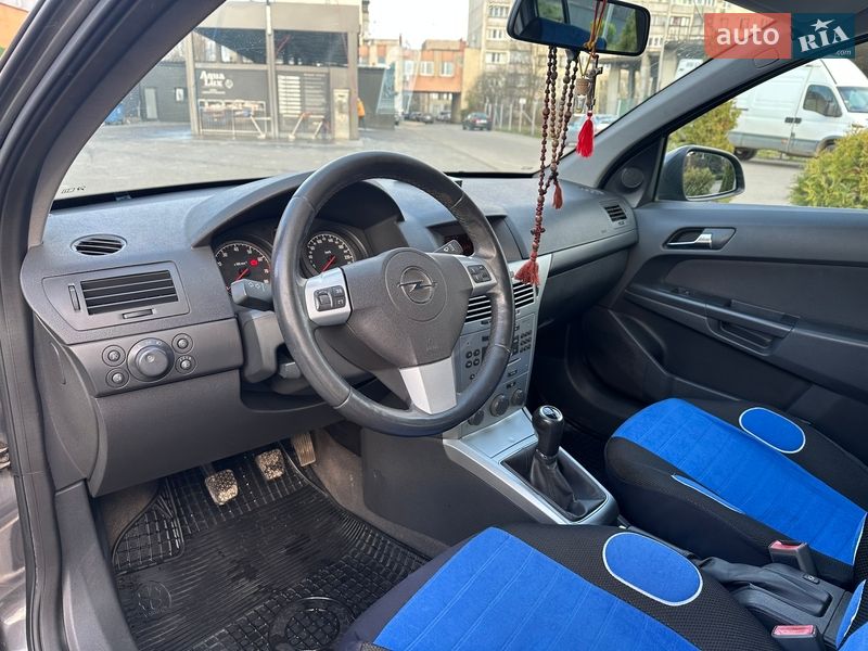 Хетчбек Opel Astra 2012 в Ужгороді