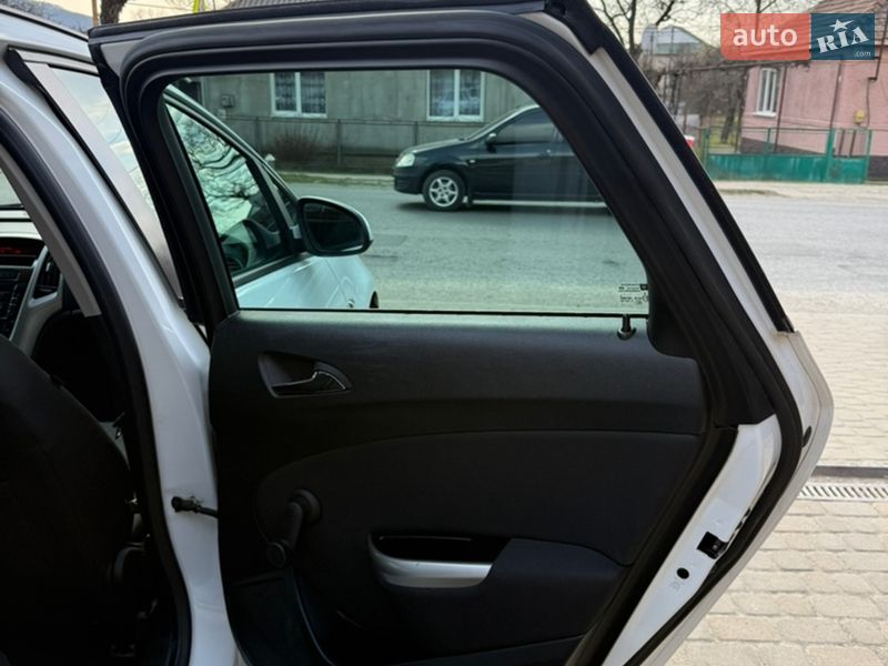 Універсал Opel Astra 2011 в Сваляві