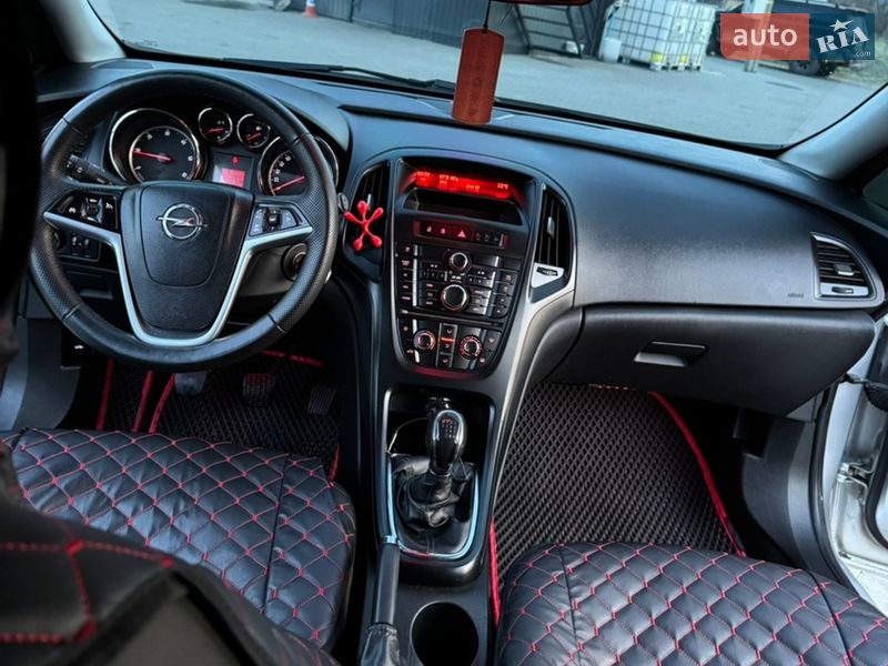 Универсал Opel Astra 2011 в Косове