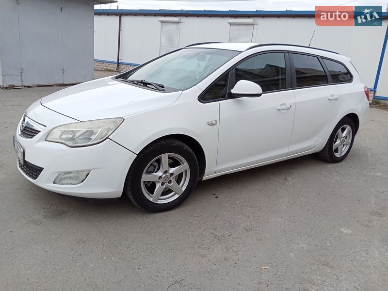 Универсал Opel Astra 2011 в Теофиполе