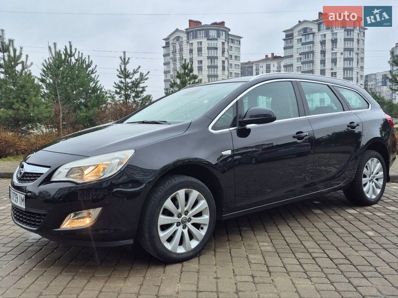 Універсал Opel Astra 2011 в Івано-Франківську