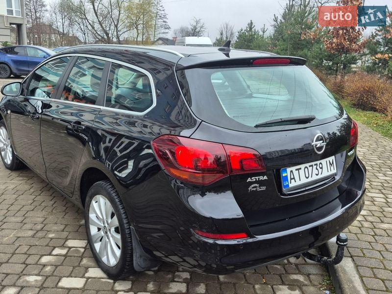 Універсал Opel Astra 2011 в Івано-Франківську
