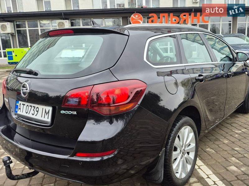 Універсал Opel Astra 2011 в Івано-Франківську