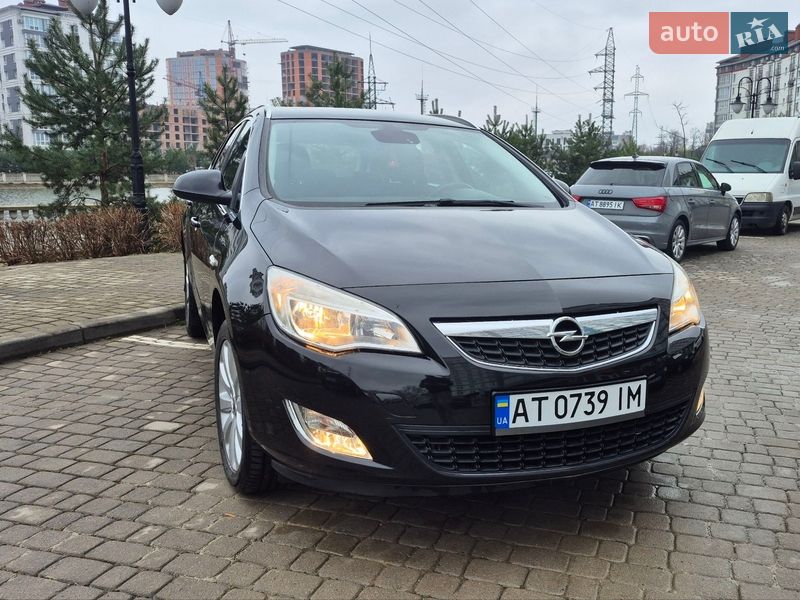 Універсал Opel Astra 2011 в Івано-Франківську