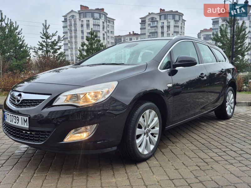 Універсал Opel Astra 2011 в Івано-Франківську