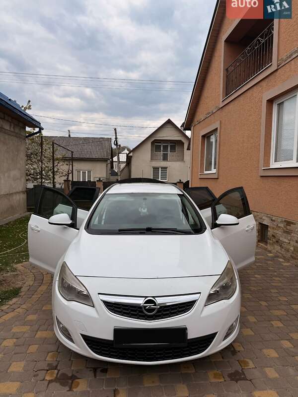 Універсал Opel Astra 2011 в Довгому