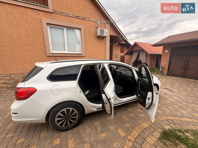 Універсал Opel Astra 2011 в Довгому