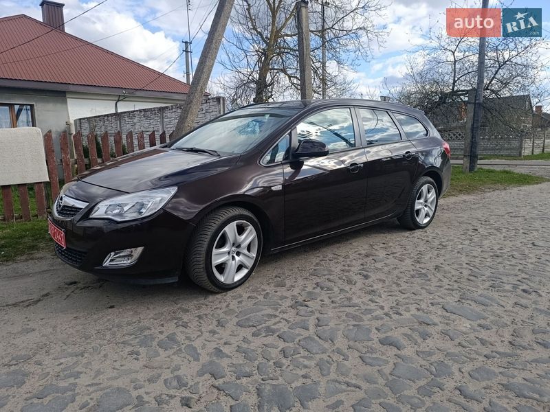 Універсал Opel Astra 2012 в Старій Вижівці