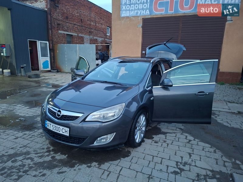 Універсал Opel Astra 2011 в Івано-Франківську