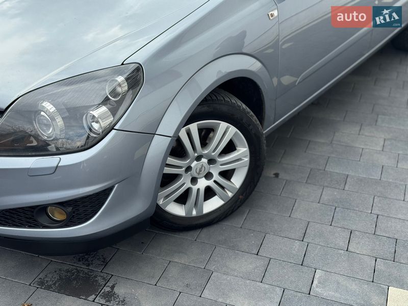 Универсал Opel Astra 2009 в Дубно