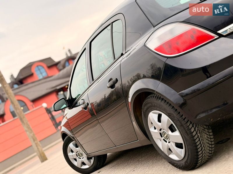 Хэтчбек Opel Astra 2004 в Дрогобыче