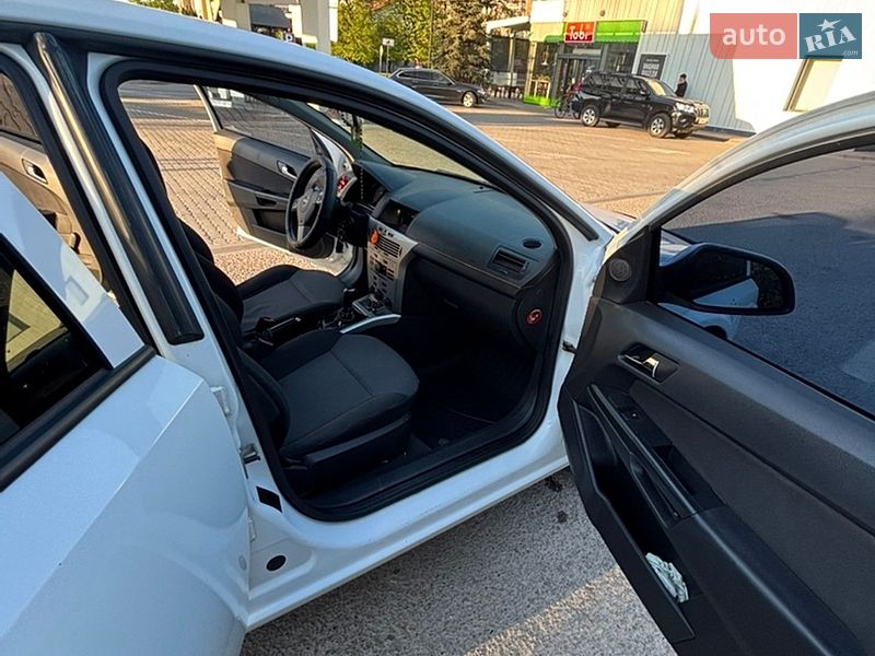 Універсал Opel Astra 2010 в Івано-Франківську