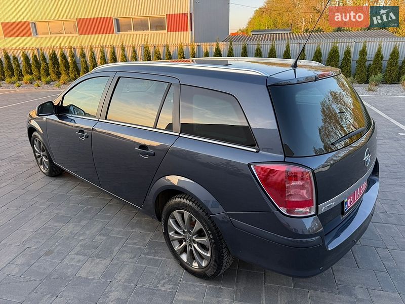 Универсал Opel Astra 2010 в Луцке