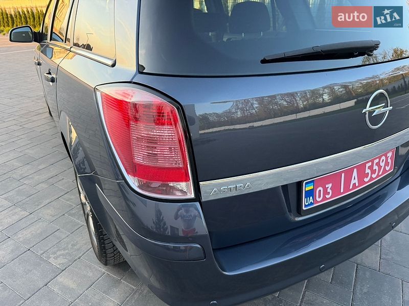 Универсал Opel Astra 2010 в Луцке
