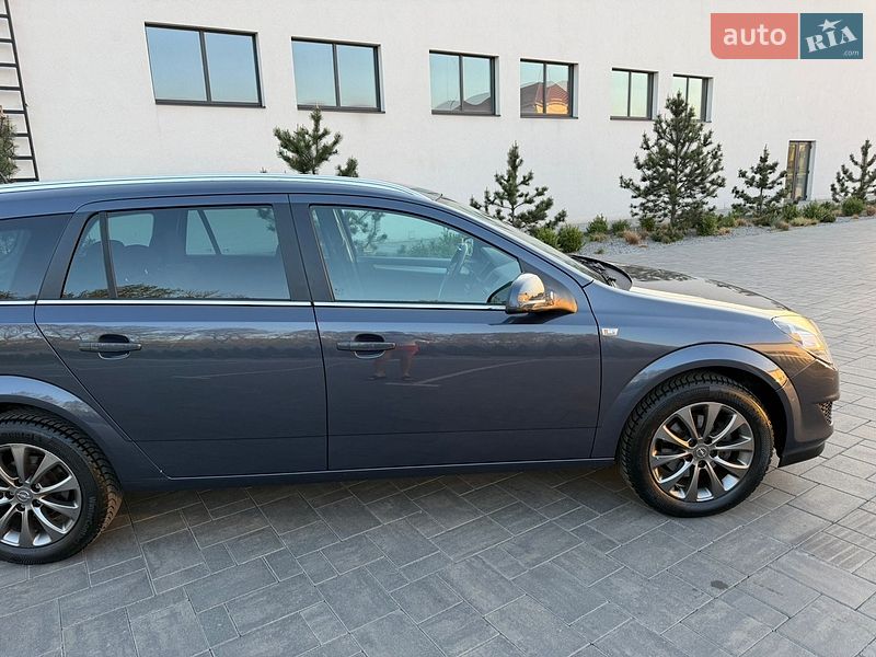 Универсал Opel Astra 2010 в Луцке