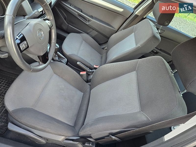 Универсал Opel Astra 2011 в Луцке