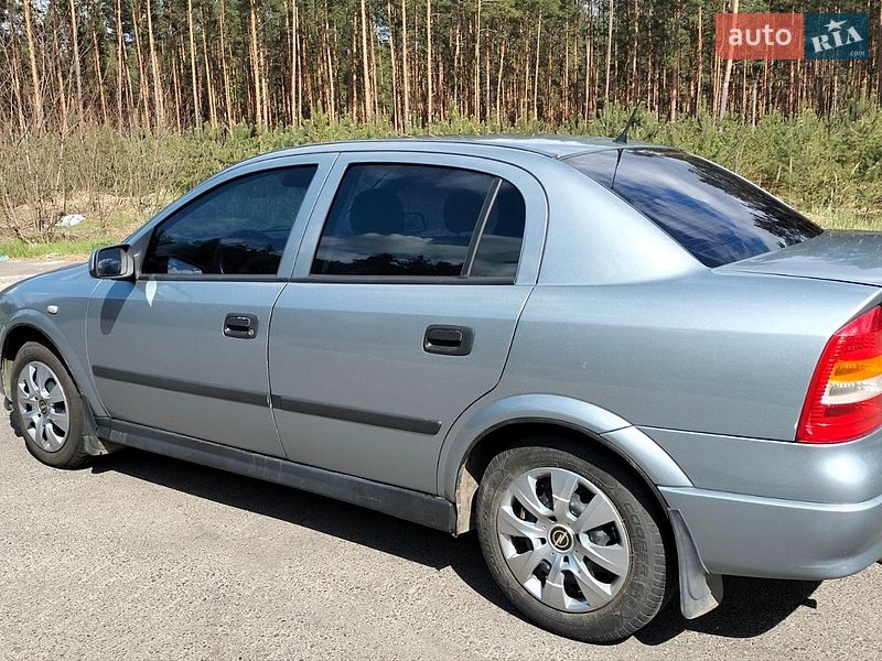 Седан Opel Astra 2006 в Сарнах