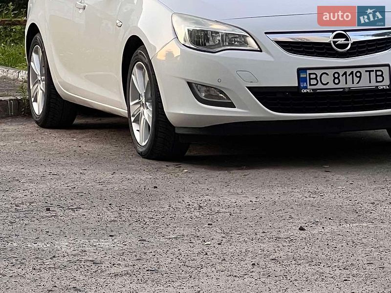 Универсал Opel Astra 2011 в Дрогобыче