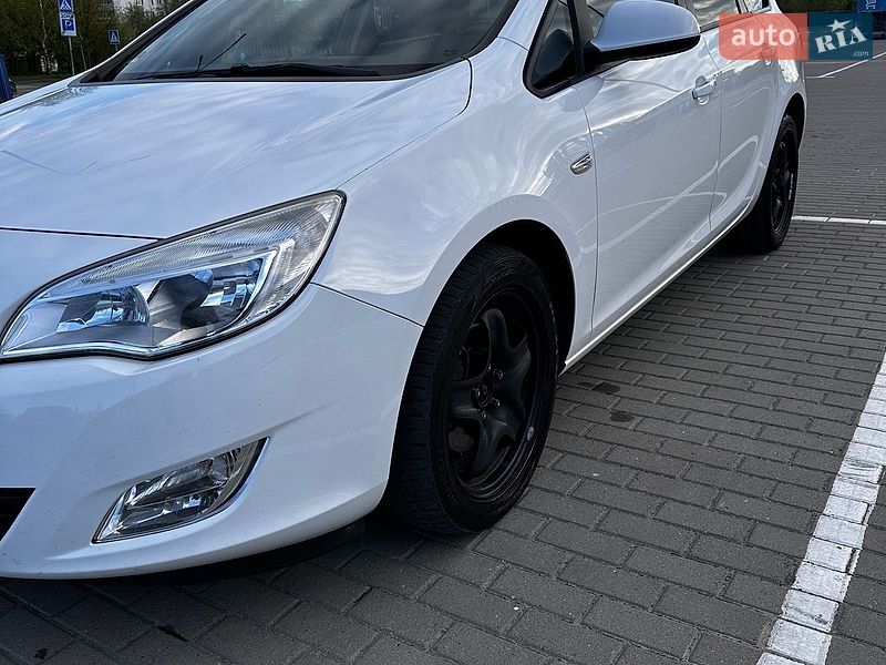 Универсал Opel Astra 2012 в Дрогобыче