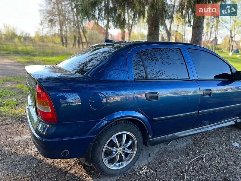 Седан Opel Astra 2004 в Лебедине