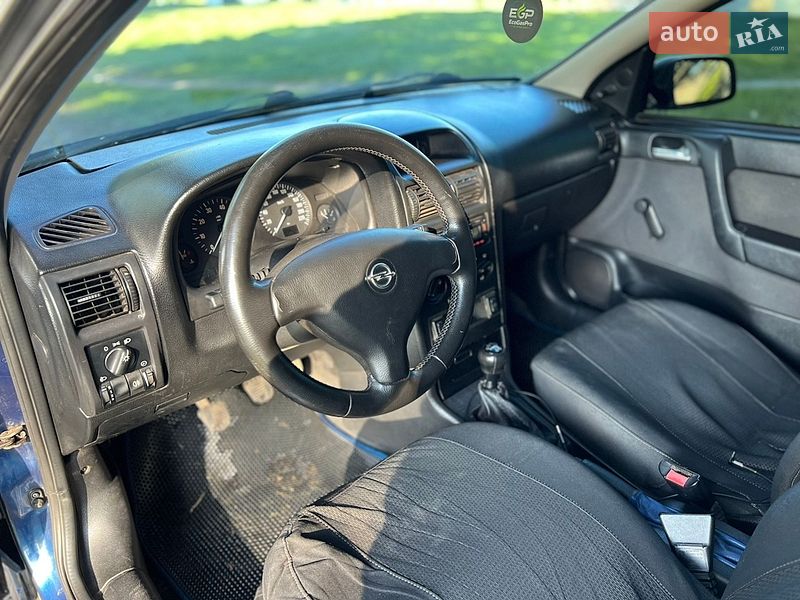 Седан Opel Astra 2004 в Лебедине