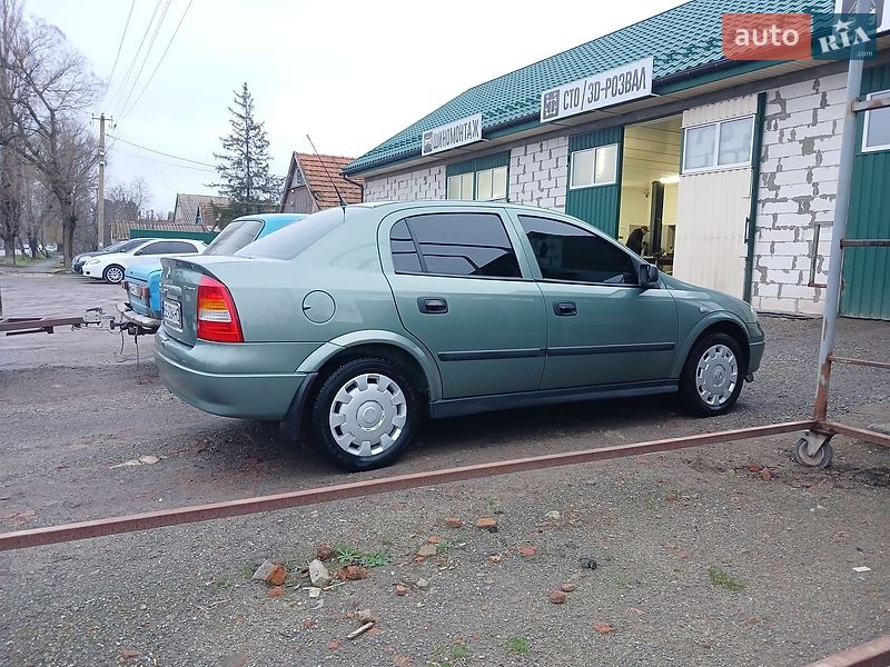 Седан Opel Astra 2007 в Новом Буге