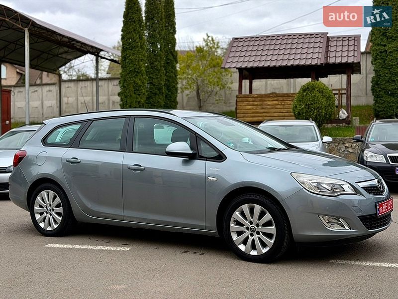 Универсал Opel Astra 2010 в Ровно
