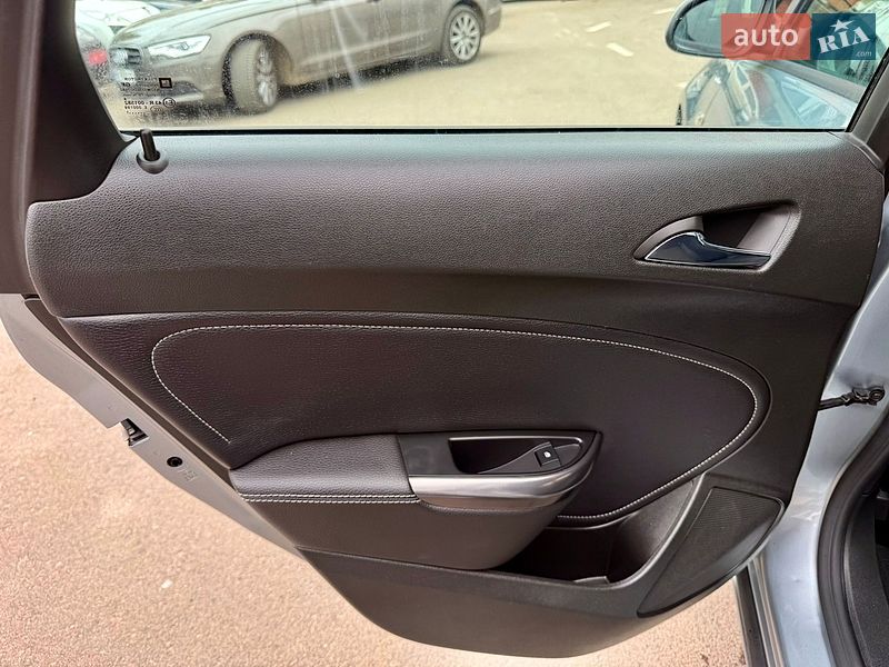 Универсал Opel Astra 2010 в Ровно