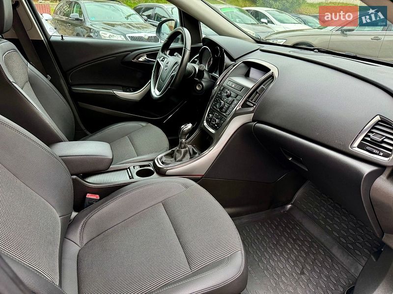 Универсал Opel Astra 2010 в Ровно
