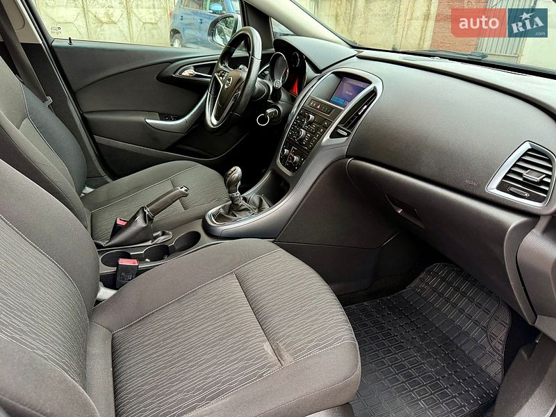 Универсал Opel Astra 2012 в Ровно