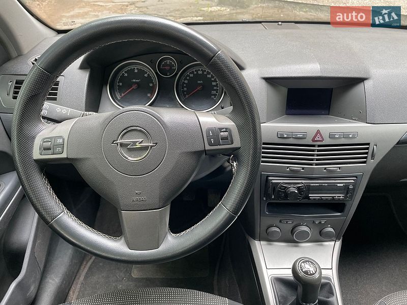 Универсал Opel Astra 2004 в Остроге